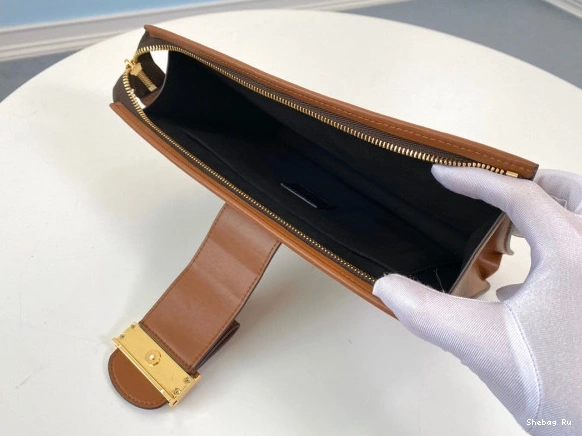 CHANELUTCH LOUIS VUITTON 0717